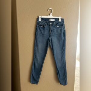 Levi’s mid rise skinny 
28X30